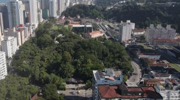 vista aérea do bairro josé menino com foco sobre a massa verde do orquidário. #paratodosverem