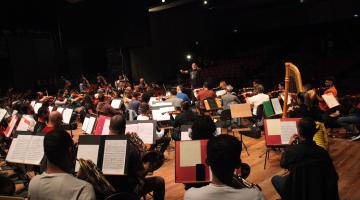 orquestra em apresentação #paratodosverem