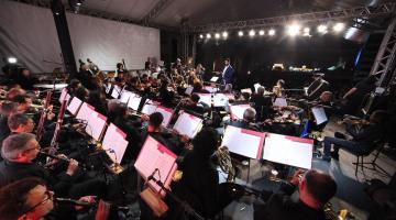 orquestra se apresentando no palco #paratodosverem 