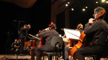 orquestra tocando #paratodosverem