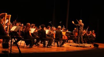 orquestra tocando em palco #paratodosverem