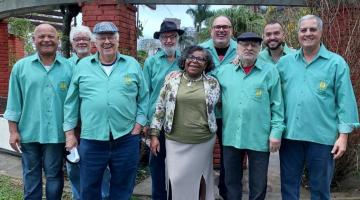 grupo de nove músicos posa para foto. #paratodosverem