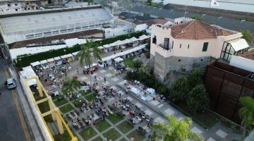 vista aérea do outeiro de santa catarina com área ao ar livre com grande movimentação de pessoas. #paratodosverem