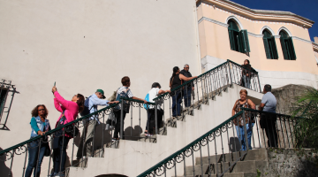 pessoas na escadaria do outeiro #paratodosverem