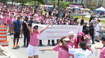 pessoas na caminhada do outubro rosa #paratodosverem