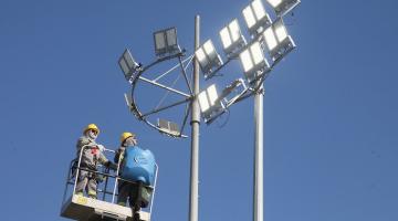 operários atuando em manutenção da iluminação #paratodosverem
