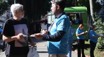 agente entrega panfleto #paratodosverem
