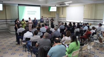 pessoas em auditório durante a cerimônia #paratodosverem 