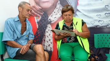 Homem, sentado, é entrevistado por funcionária da Ouvidoria. #pracegover