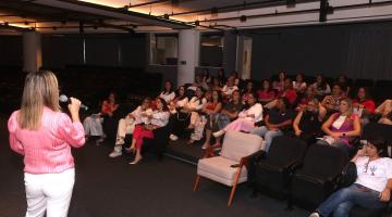 mulheres assistem palestra #paratodosverem