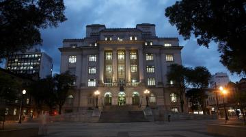 fachada do paço miunicipal à noite #paratodosverem 