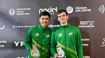 Jogadores com as medalhas. #Paratodosverem.