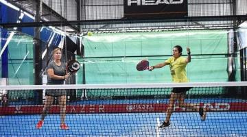Duas atletas segurando raquete em quadra #paratodosverem
