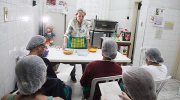 mulheres participam de aula #paratodosverem 