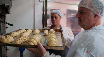professor tira pão de forno #paratodosverem 