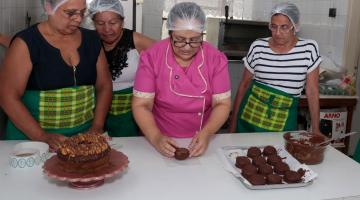 professora e alunas no curso #paratodosverem