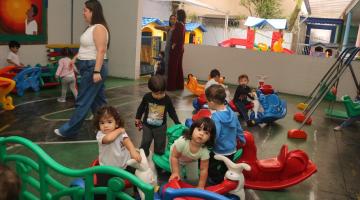 crianças brincando #paratodosverem