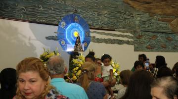 Igreja lotada de fiéis para ver a imagem da Santa. #paratodosverem