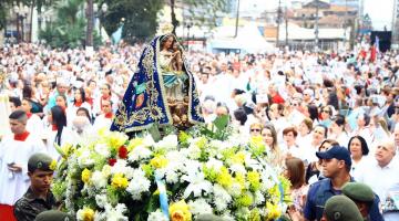 Milhares de fiéis participam da festa da Padroeira 