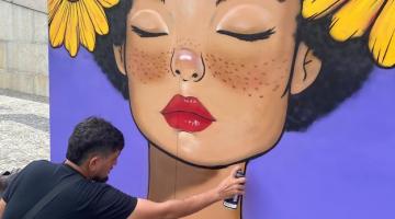 artista pintando o painel #paratodosverem
