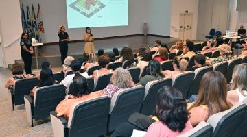 mulheres assistem a palestra #paratodosverem