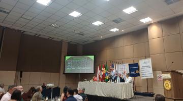 pessoas acompanham a palestra #paratodosverem