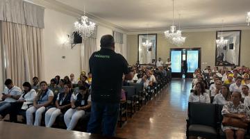 especialista fala para pessoas no auditório #paratodosverem 