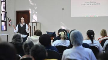 pessoas acompanham palestra #paratodosverem