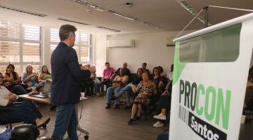 palestrante fala a aposentados #paratodosverem