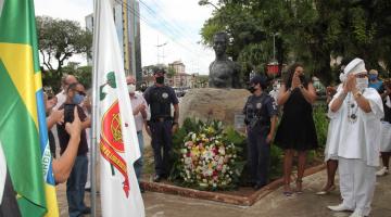 Autoridades aplaudem deposição de flores no busto de Zumbi dos Palmares. #pracegover