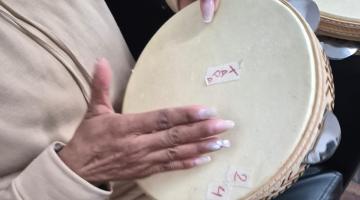 Aula de pandeiro na casa de acolhimento. #paratodosverem