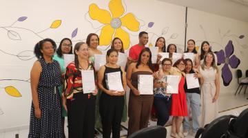 alunos mostram certificados #paratodosverem 