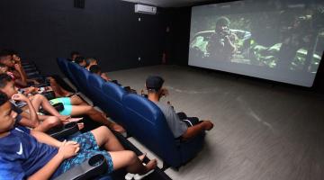 Crianças e adolescentes assistem ao filme ‘Pantera Negra’ no Morro da Penha