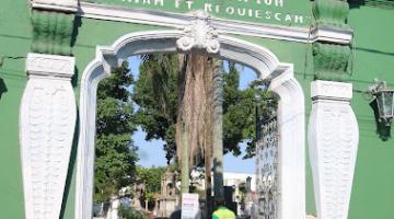 a fachada do cemitério do paquetá. #paratodosverem