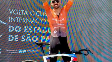 atleta levantando premiação