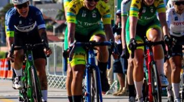 Ciclistas competindo de tandem. #paratodosverem