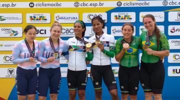 Ciclistas no pódio do Pan de paraciclismo. #Paratodosverem