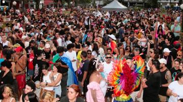 pessoas na parada gay #paratodosverem 