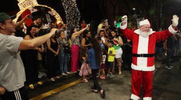 papai noel em desfile de natal #paratodosverem