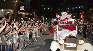 papai noel passando em calhambeque #paratodosverem