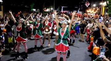 pessoas fantasiadas desfilando #paratodosverem