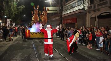 Natal em ritmo de Carnaval agita noite de sábado no Centro Histórico de Santos