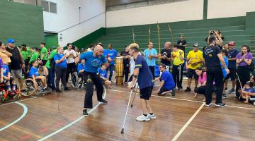 pessoa com deficiência praticando esporte em uma quadra #paratodosverem