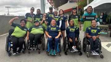 Equipe de atletismo posa depois do torneio. #Paratodosverem.