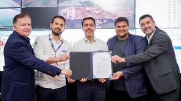 autoridades mostram documento assinado #paratodosverem