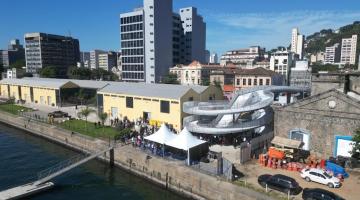pessoas circulando no parque valongo #paratodosverem