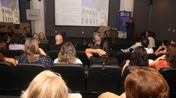 pessoas aconpanhando o evento #paratodosverem