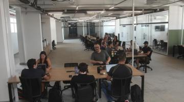 pessoas usando computadores no parque tecnologico #paratodosverem 