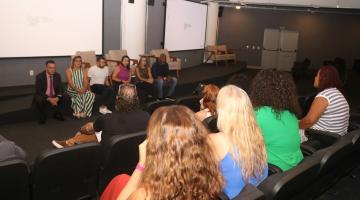 pessoas acompanhando o evento #paratodosverem 