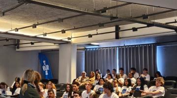 estudantes acompanham palestra #paratodosverem